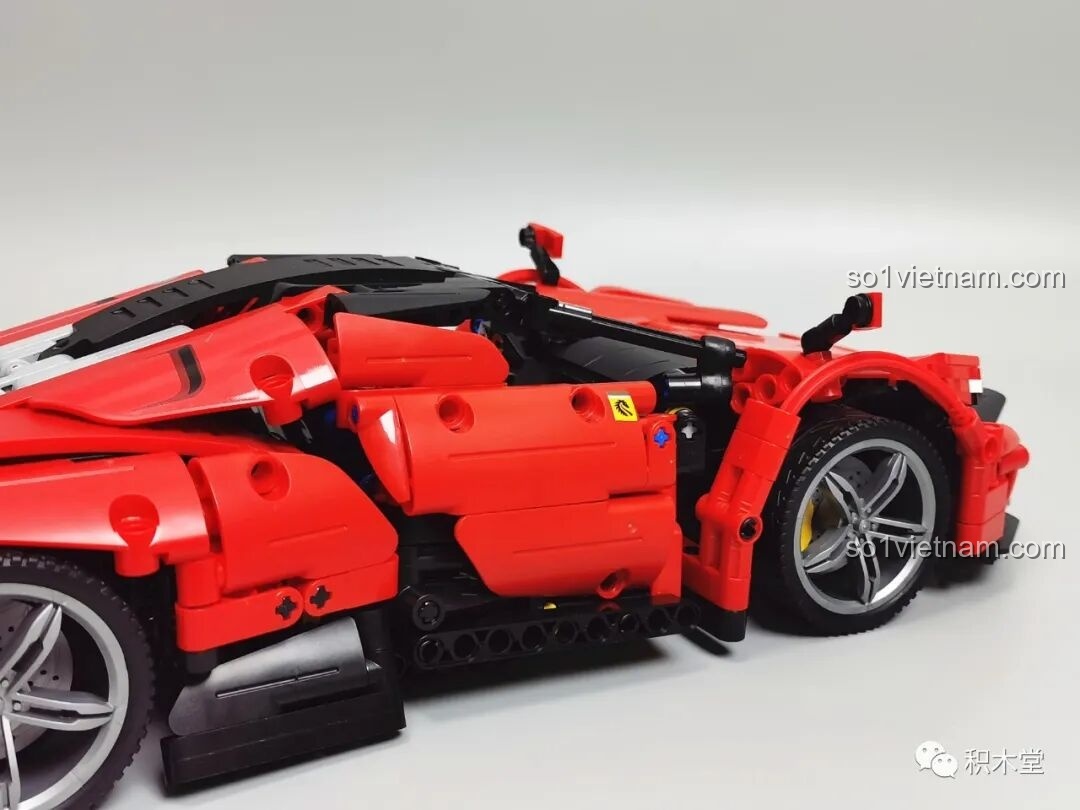 Cửa cánh chim của mô hình Panlos Brick 673006 ở trạng thái đóng, liền lạc với thân xe.