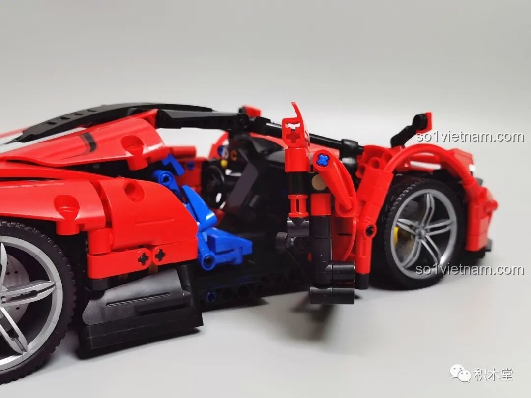 Cửa cánh chim của mô hình Panlos Brick 673006 đang trong quá trình mở lên, hé lộ nội thất bên trong.