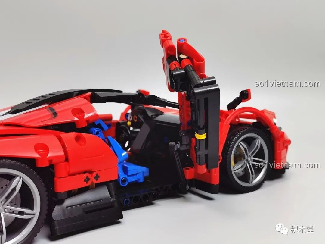 Cửa cánh chim của mô hình Panlos Brick 673006 đã mở hoàn toàn lên trên, khoe trọn vẻ đẹp và nội thất.