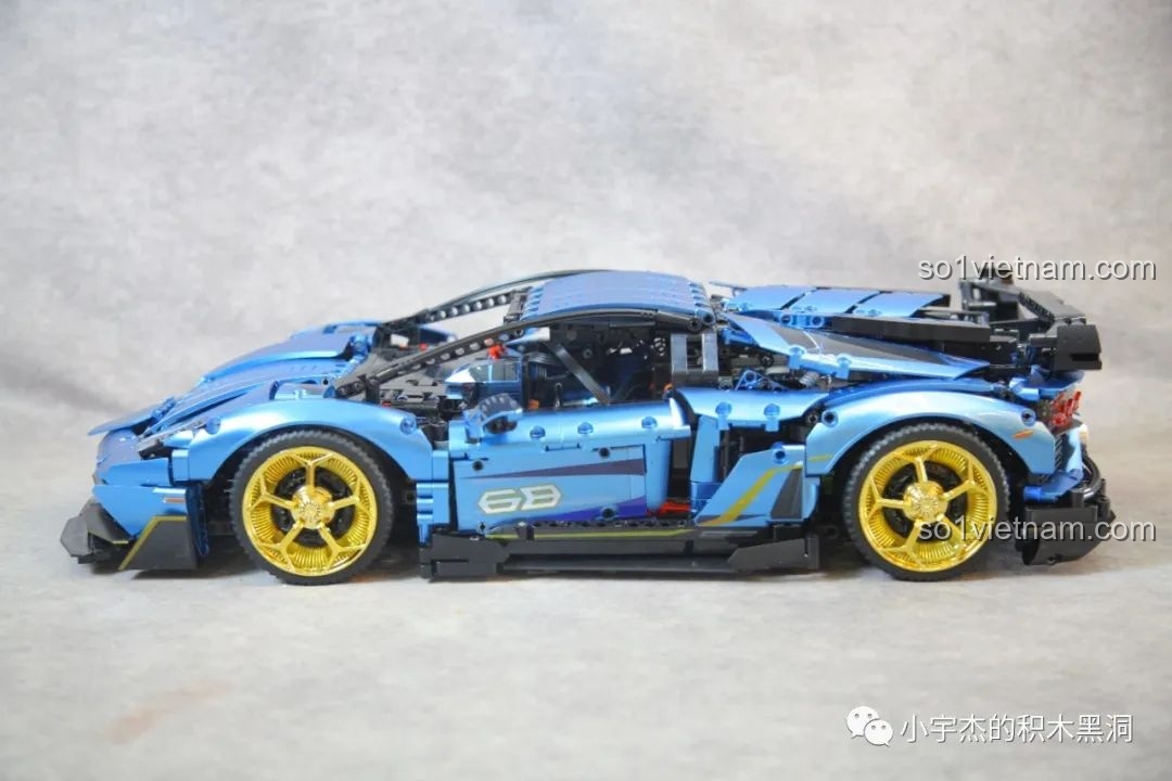 Cửa cắt kéo, một trong những đặc điểm biểu tượng của Lamborghini, đang được lắp ráp trên mô hình K-box 10520.