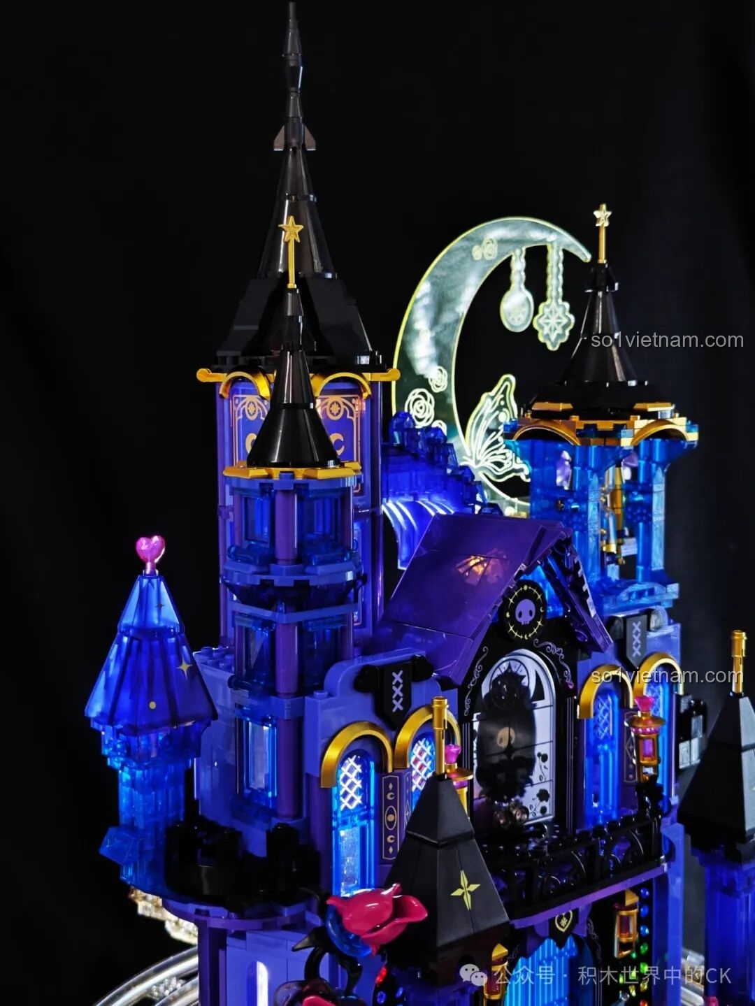 Cánh cửa chính của bộ lắp ghép Kuromi's Purple Crystal Castle có thể thay đổi họa tiết đầu lâu.