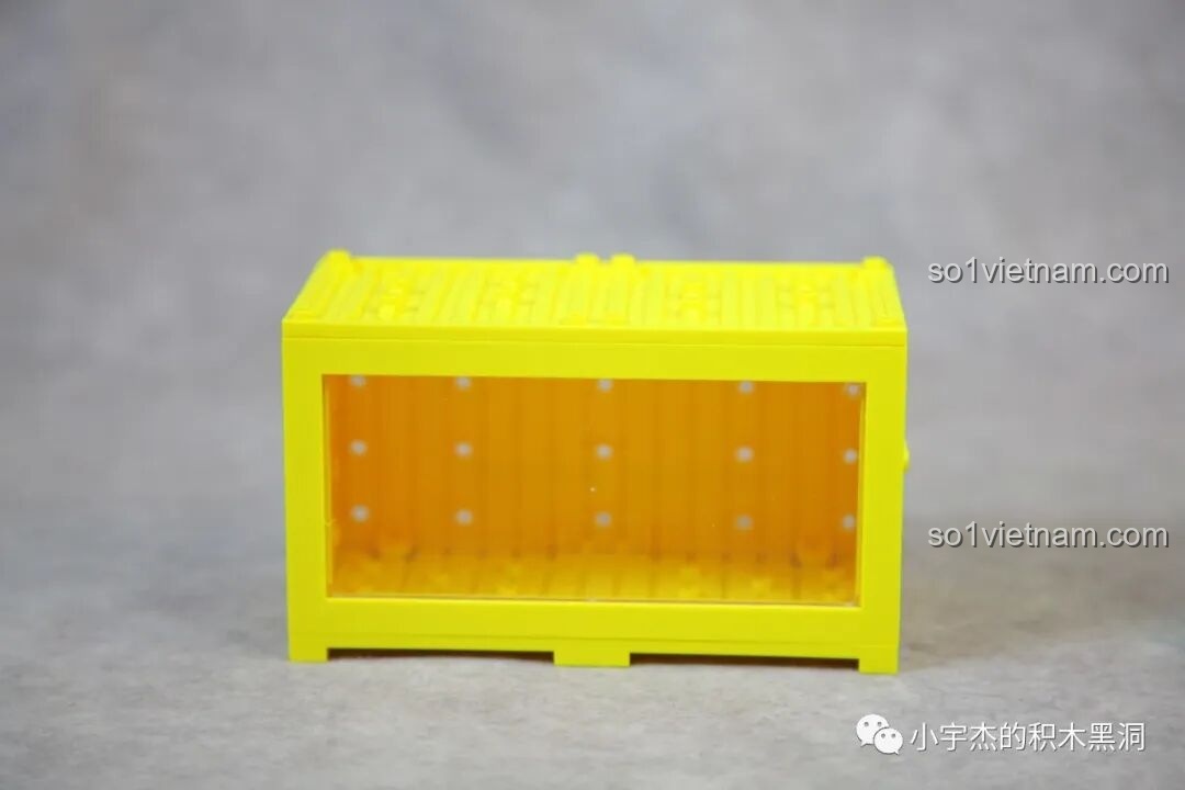 Cửa sau của container Sembo 714509 có in các dòng chữ như SUMMER PARTY và OUTDOOR ADVENTURE, thể hiện chủ đề dã ngoại.