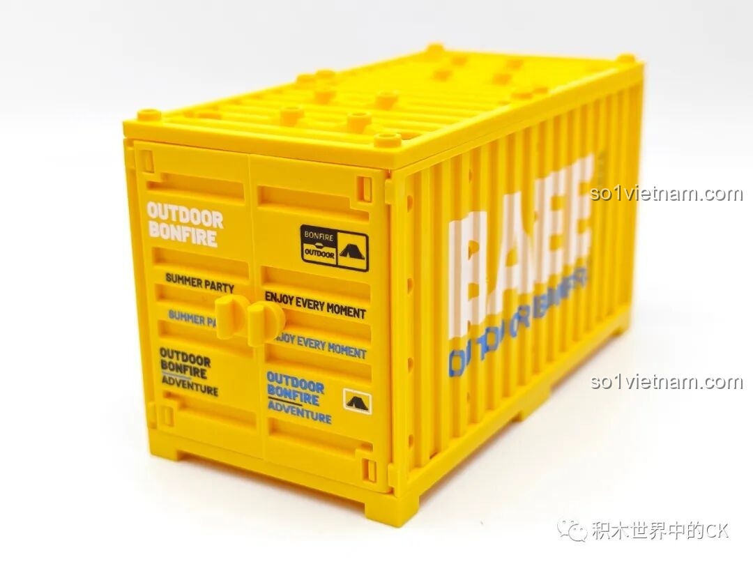 Cửa của container trong bộ Sembo 714509 được trang trí bằng sticker 'Outdoor Bonfire' và 'Summer Party'.