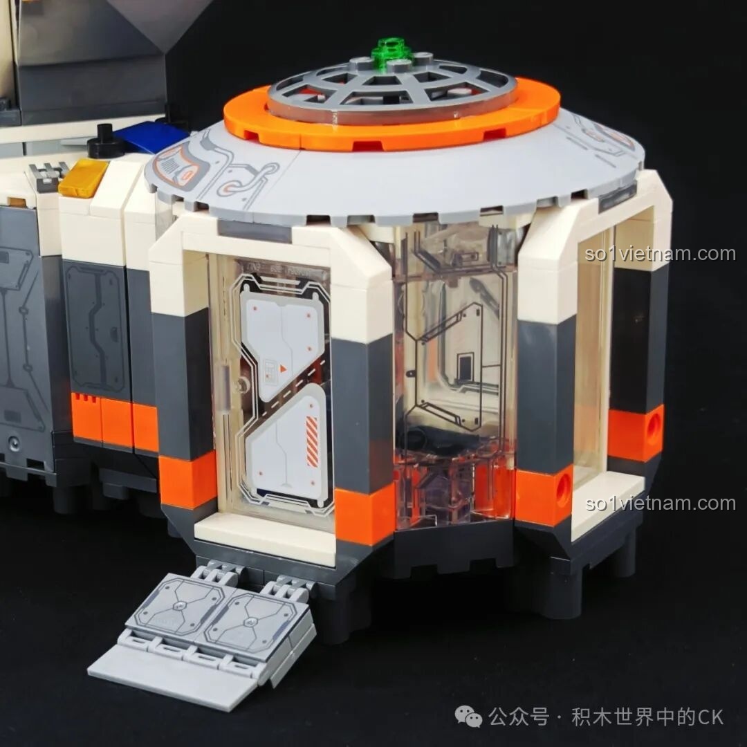Cửa của khoang điều áp trong bộ Keeppley K10235 có thể mở ra, tạo lối đi cho các minifigures phi hành gia.