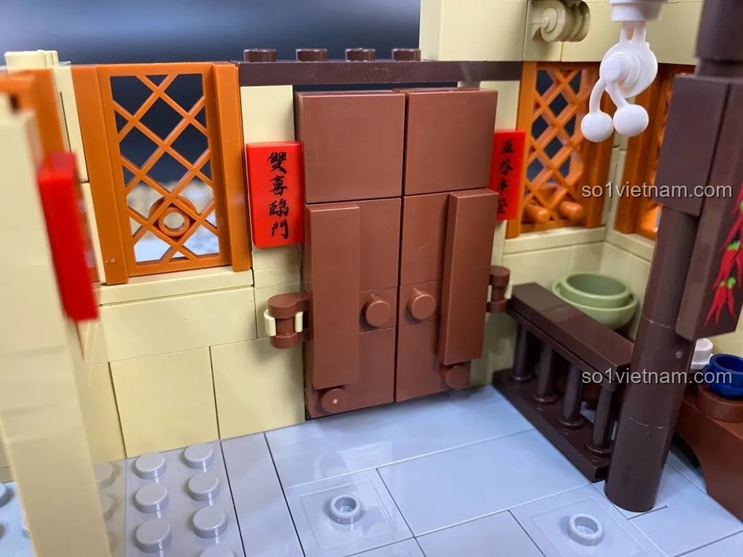 Cửa ra vào đã được lắp ráp hoàn thiện với các câu đối đỏ hai bên.