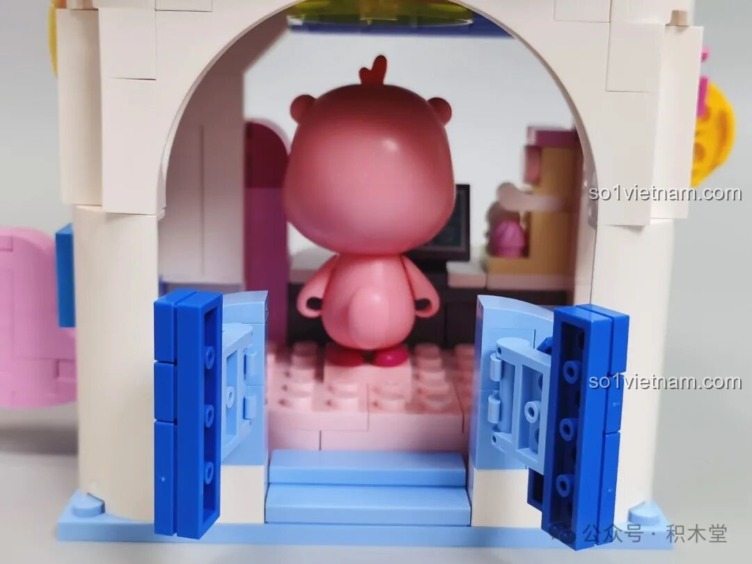 Cửa sau của tiệm kem Loopy có thể đóng mở, được trang trí bằng sticker logo.