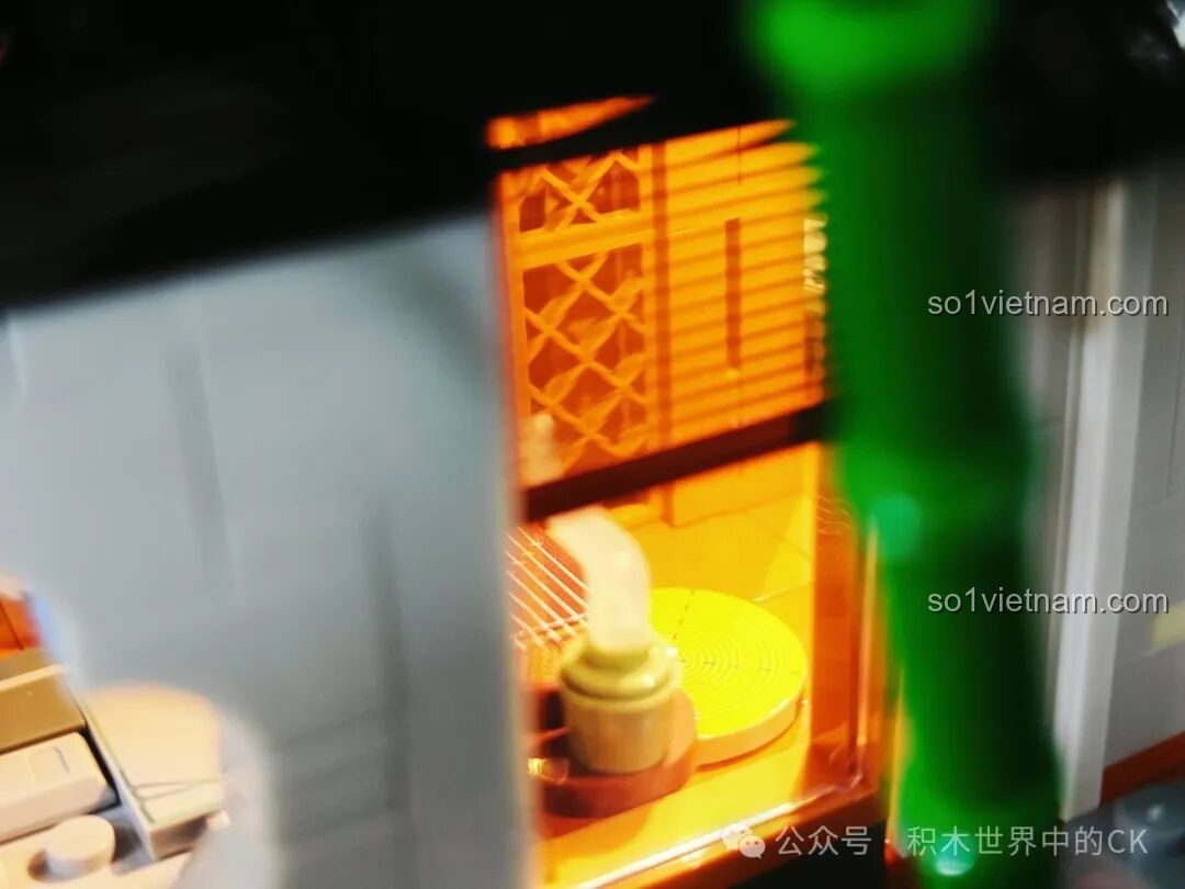 Chi tiết cửa sổ với hình họa tiết độc đáo, cho phép nhìn vào không gian nội thất bên trong của Nhà Trọ Rừng Trúc.
