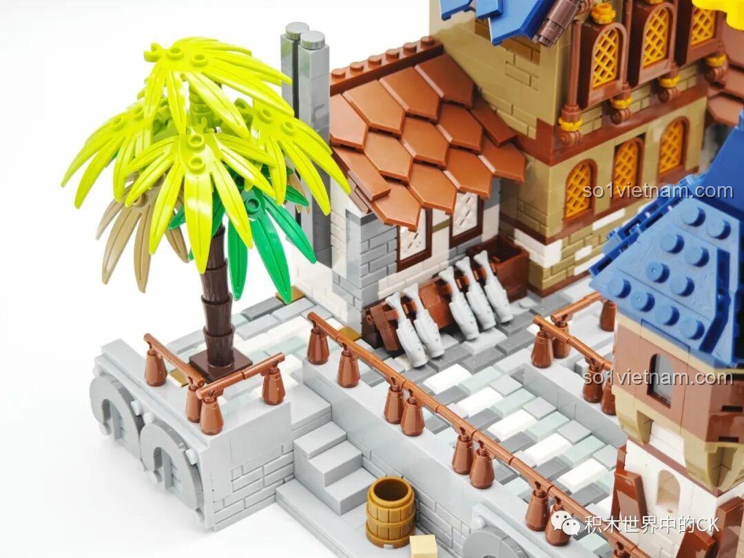 Cận cảnh các ô cửa sổ vòm và mái nhà của mô hình JIESTAR 89152 Cảng Trung Cổ.