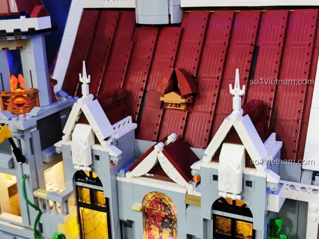 Cửa sổ kính màu chính của Sảnh Tiệc Hoàng Gia Lumibricks L9071 khi lên đèn, rực rỡ và huyền ảo.