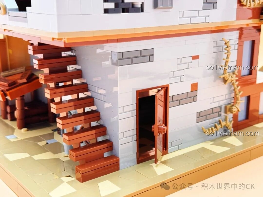 Cửa sổ nhìn vào nội thất tầng hai của JIESTAR 57016 Thư viện Châu Âu, với lò sưởi và hoa.