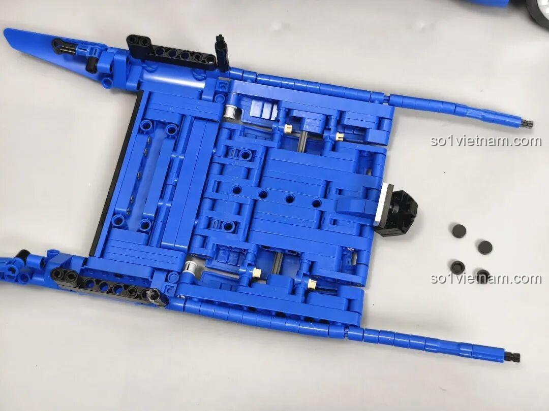 Cửa xe của Reobrix 11010 Maserati GranTurismo mở, cho thấy nội thất bên trong.