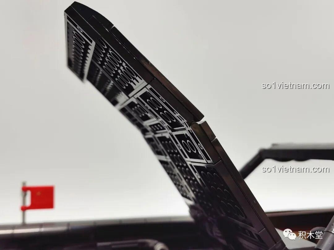 Cửa xe của mô hình Zhimeng Tree T5043 Xe Lễ Tân Hồng Kỳ đang đóng, nhìn từ bên hông.