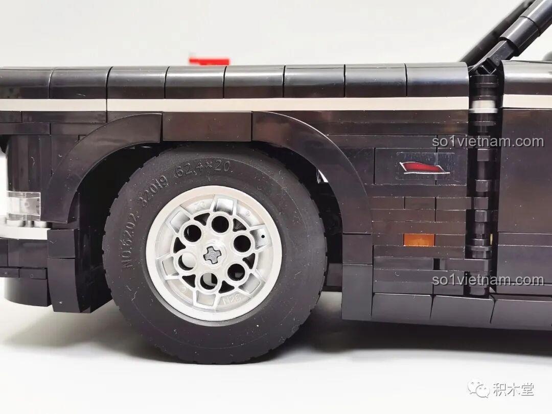 Cửa xe của mô hình Zhimeng Tree T5043 Xe Lễ Tân Hồng Kỳ đang mở, lộ nội thất bên trong.