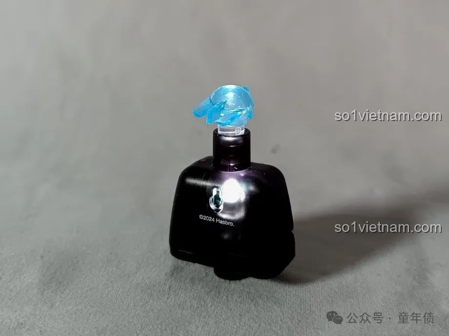 Cận cảnh cục đèn LED dành cho mắt, bộ phận đặc biệt của mô hình Transformers ONE Sentinel Prime Blokees 71164.