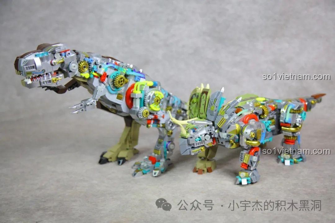 Hai mô hình khủng long bán cơ khí T-Rex và Triceratops trong tư thế đối đầu nhau, sẵn sàng cho một trận chiến.