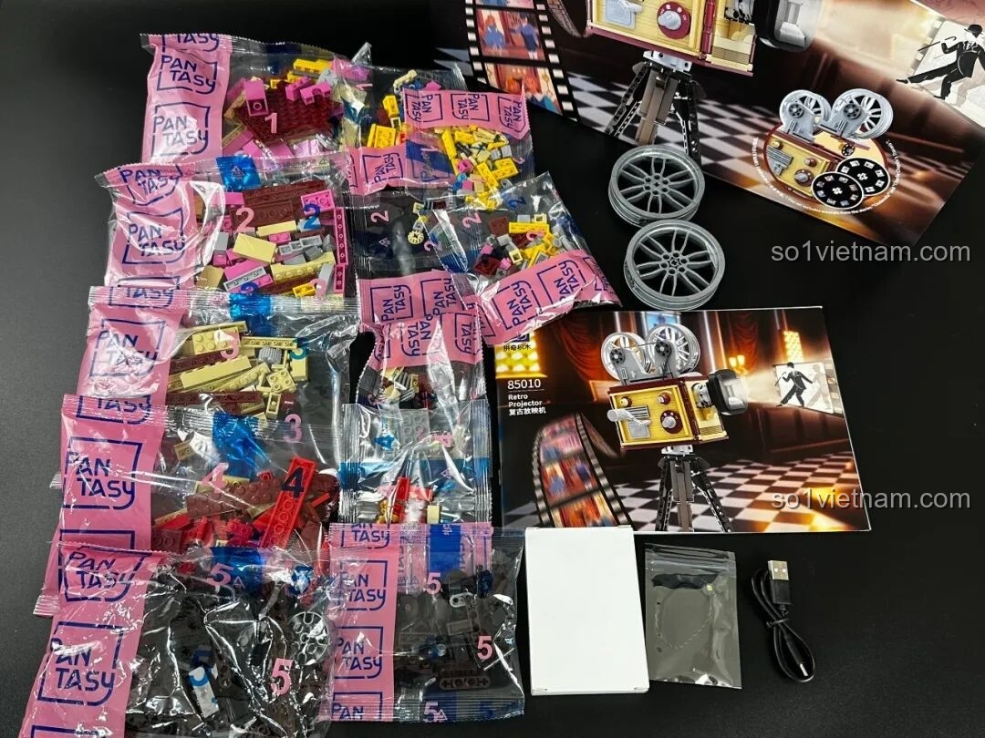 Cuộn phim mini với hình ảnh Charlie Chaplin đi kèm bộ Pantasy Máy Chiếu Phim Cổ Điển Retro 85010, mang đến những thước phim kinh điển.