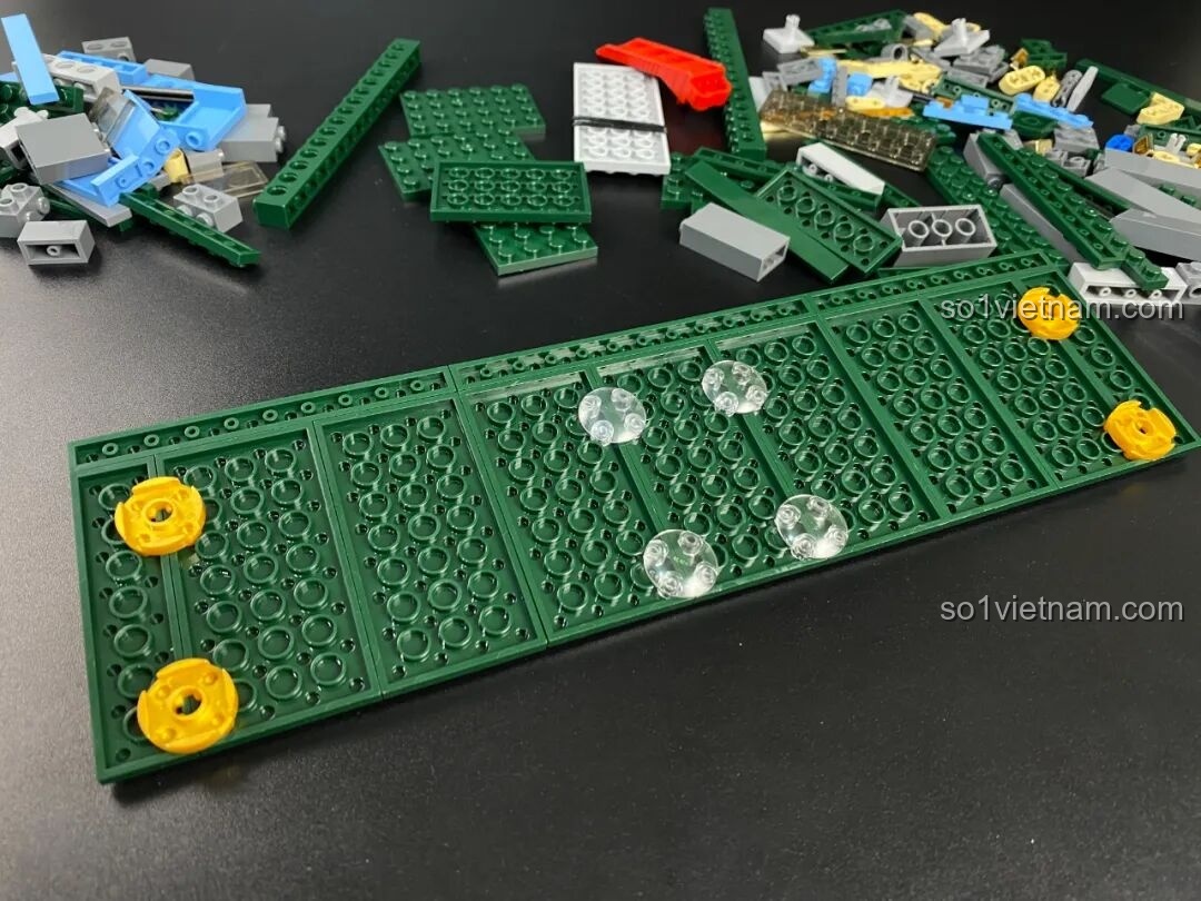 Bắt đầu lắp ráp Đài Cassette Cổ Điển Lắp Ghép SugerBox TB3002 với các mảnh ghép nền màu xanh rêu.