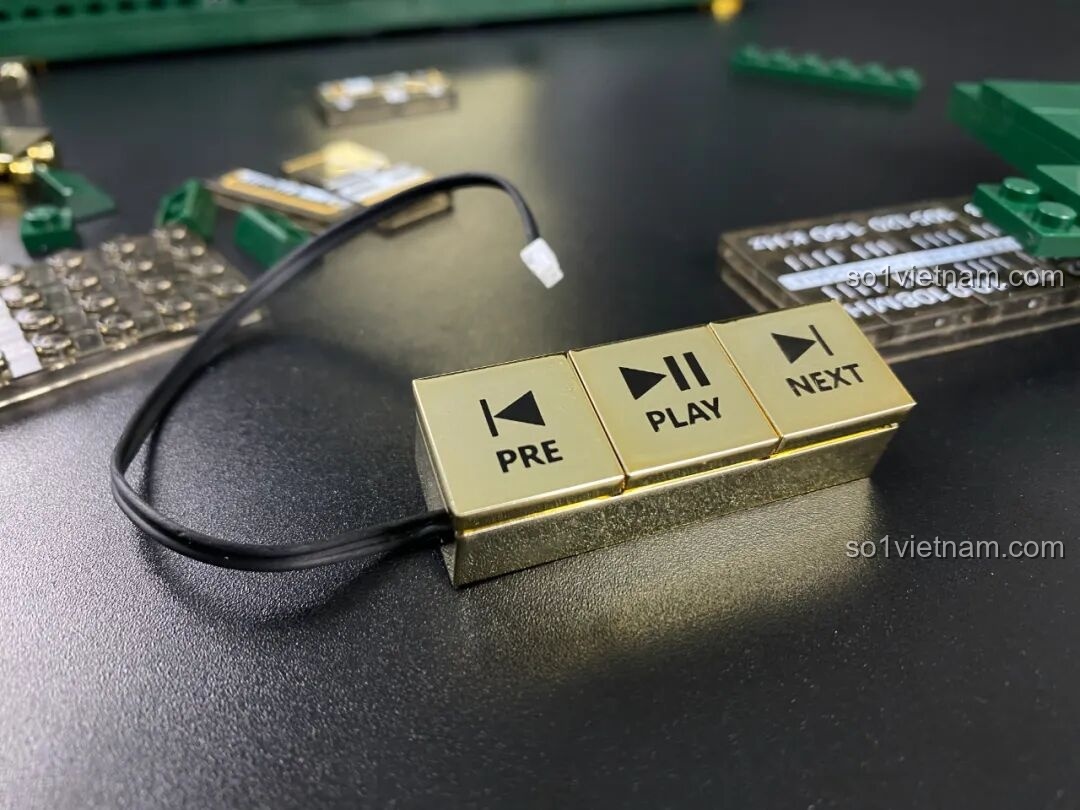 Cận cảnh chi tiết lưới loa và vòng tròn trang trí mạ vàng của Đài Cassette Cổ Điển Lắp Ghép SugerBox TB3002.