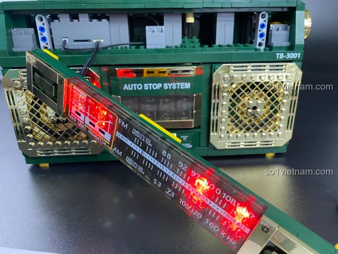 Các chi tiết pin hoặc tụ điện được lắp đặt bên trong Đài Cassette Cổ Điển Lắp Ghép SugerBox TB3002.