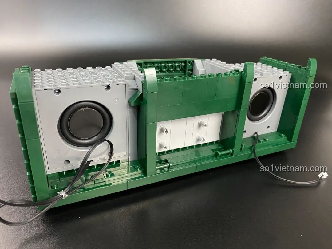 Dây điện kết nối các loa và mạch điều khiển bên trong Đài Cassette Cổ Điển Lắp Ghép SugerBox TB3002.