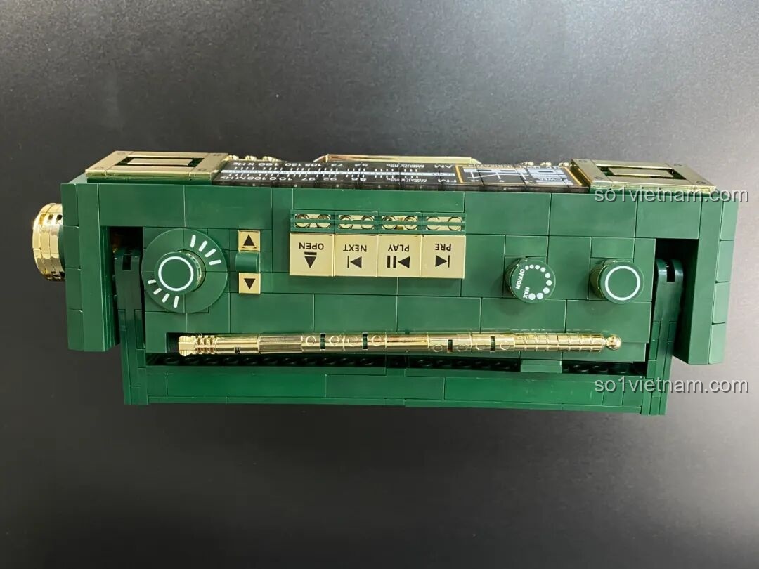 Đài Cassette Cổ Điển Lắp Ghép SugerBox TB3002 hoàn chỉnh với đèn LED sáng rực, sẵn sàng phát nhạc.