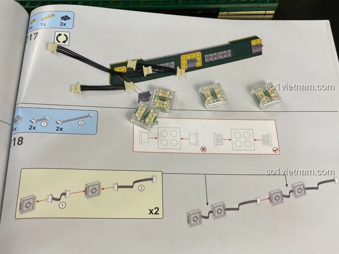Đèn LED hiển thị tần số của Đài Cassette Cổ Điển Lắp Ghép SugerBox TB3002 sáng rực, tạo hiệu ứng retro.