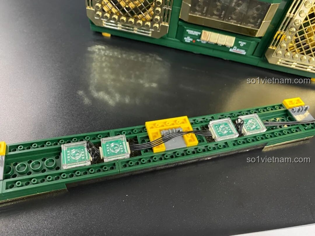 Mô hình Đài Cassette Cổ Điển Lắp Ghép SugerBox TB3002 hoàn chỉnh nhìn từ phía trước, đầy đủ chi tiết.