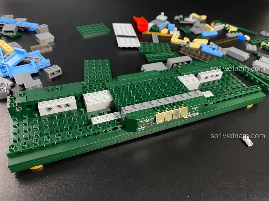 Quá trình lắp ráp khung sườn ban đầu của Đài Cassette Cổ Điển Lắp Ghép SugerBox TB3002.