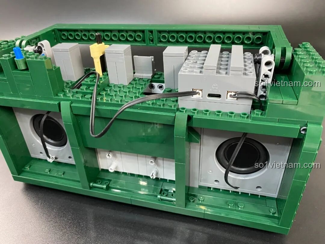 Mạch điều khiển và các nút bấm chức năng của Đài Cassette Cổ Điển Lắp Ghép SugerBox TB3002.