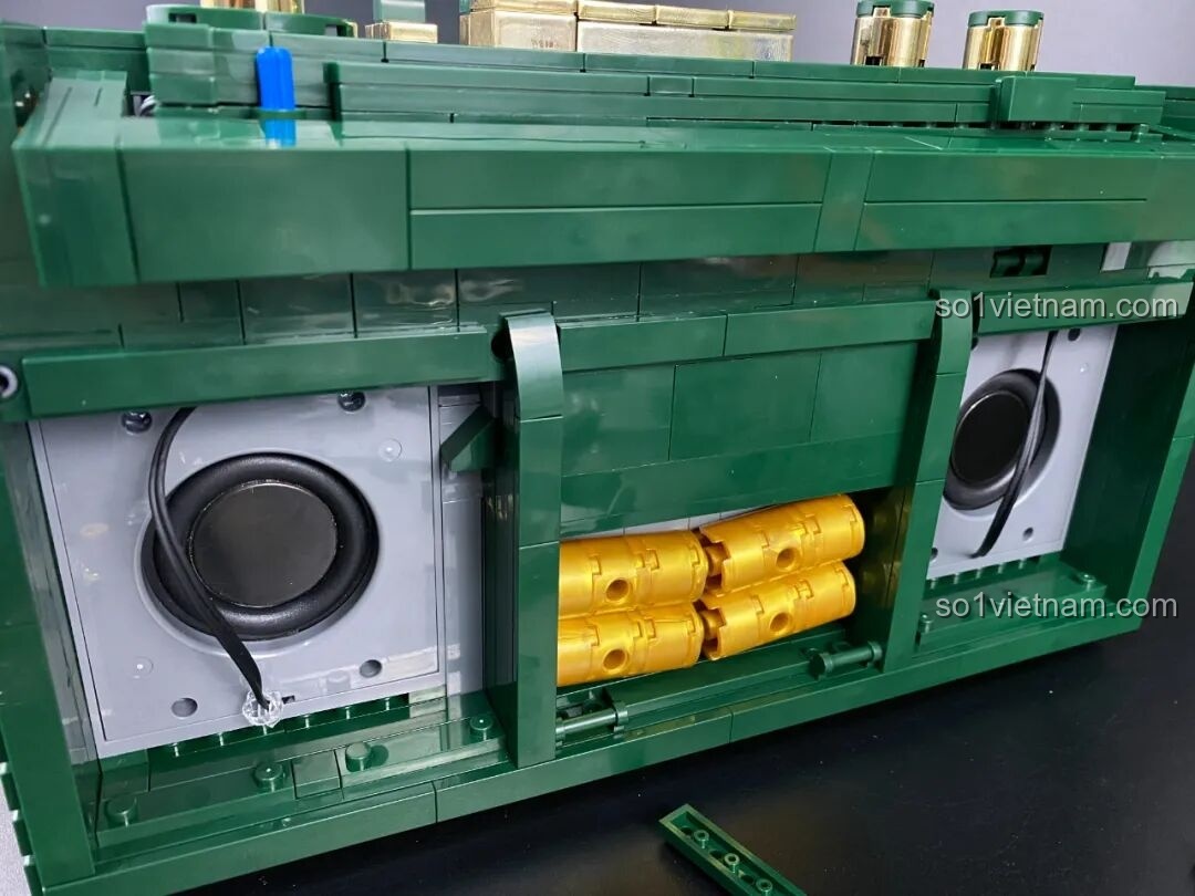 Mặt sau của Đài Cassette Cổ Điển Lắp Ghép SugerBox TB3002 với các chi tiết đóng mở, cổng kết nối.