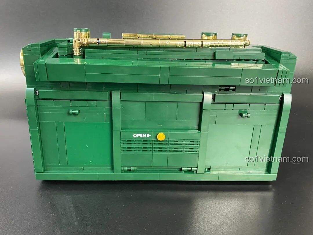 Mặt trên của Đài Cassette Cổ Điển Lắp Ghép SugerBox TB3002 với các nút điều khiển và ăng-ten.