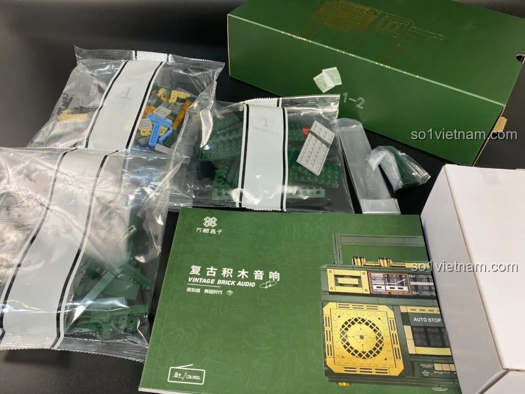 Toàn cảnh các túi mảnh ghép và sách hướng dẫn của bộ Đài Cassette Cổ Điển Lắp Ghép SugerBox TB3002 khi mở hộp.