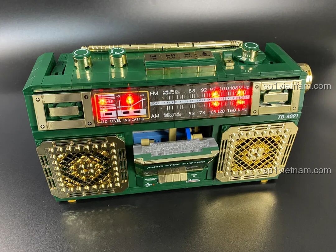 Poster quảng cáo Đài Cassette Cổ Điển Lắp Ghép SugerBox TB3002 với phong cách retro và hình ảnh người mẫu.