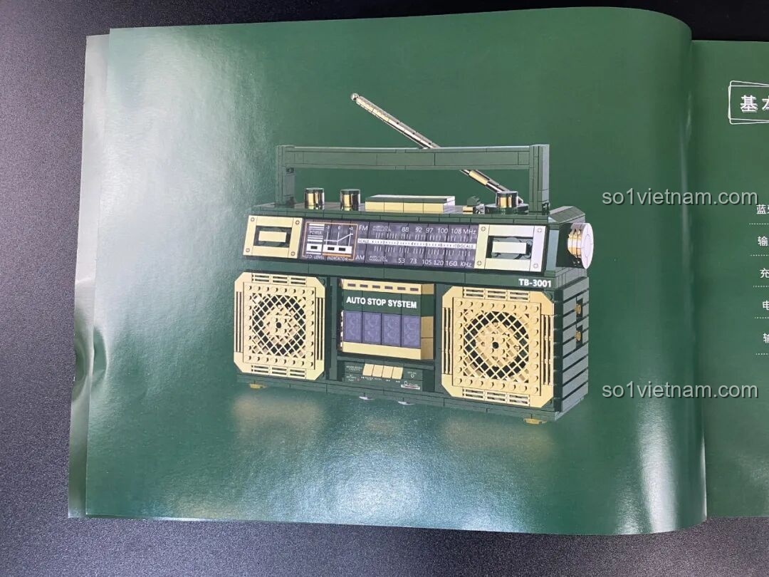 Hình ảnh mô hình hoàn chỉnh Đài Cassette Cổ Điển Lắp Ghép SugerBox TB3002 trong sách hướng dẫn.
