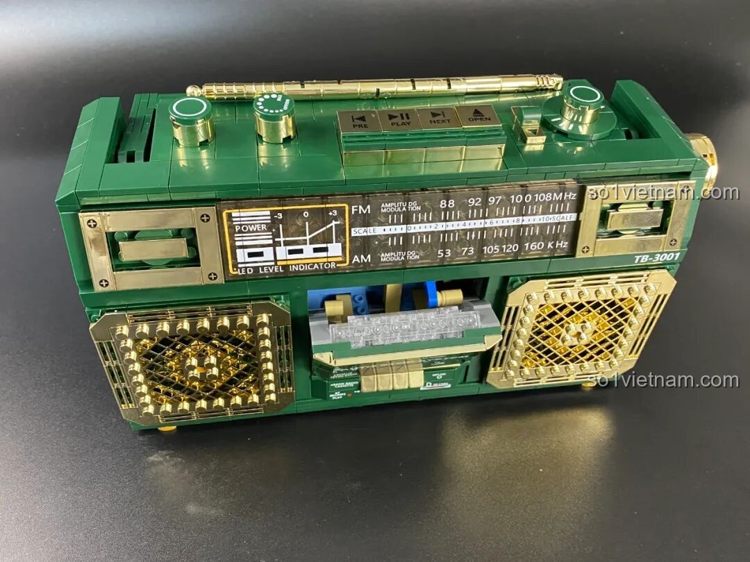 Mô hình Đài Cassette Cổ Điển Lắp Ghép SugerBox TB3002 hoàn chỉnh cùng hộp và sách hướng dẫn.