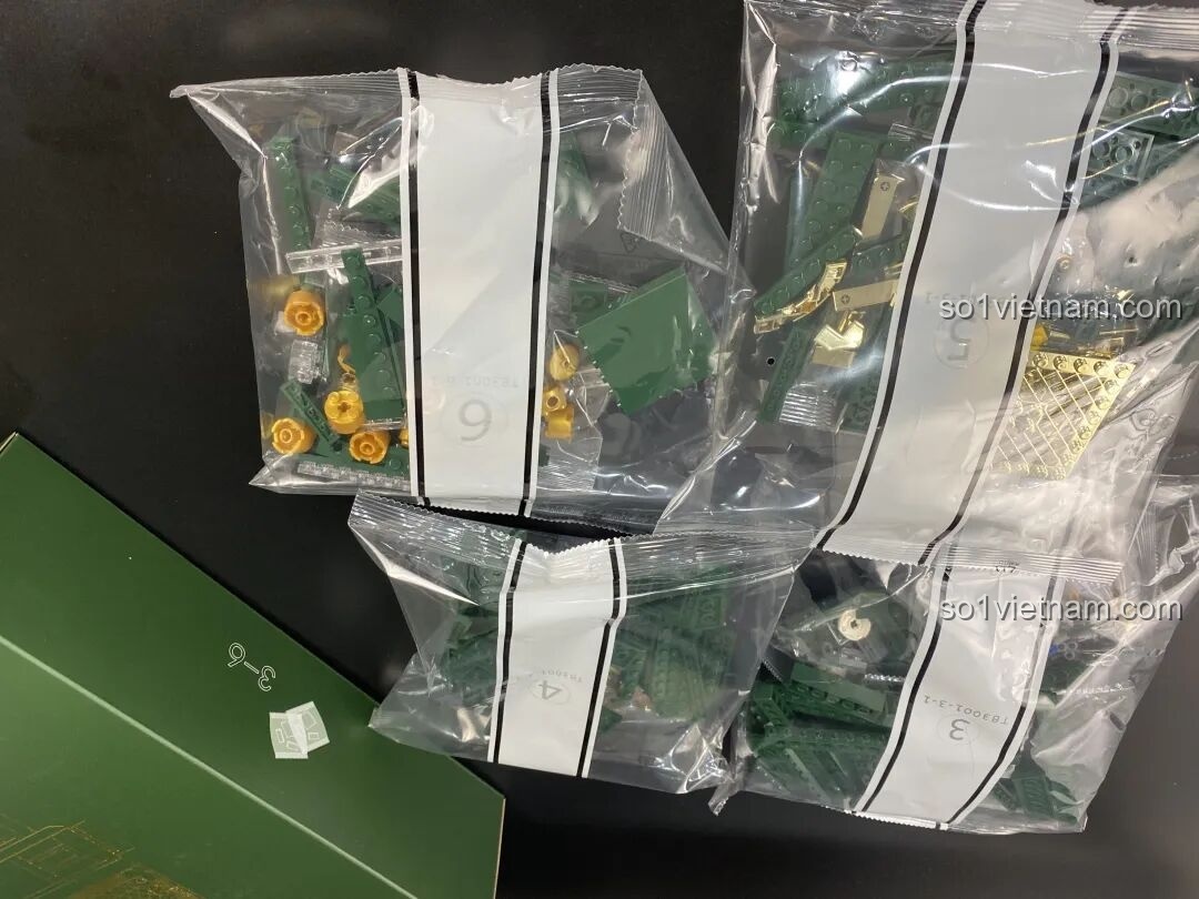 Cận cảnh các túi mảnh ghép của bộ Đài Cassette Cổ Điển Lắp Ghép SugerBox TB3002, phân loại theo số.