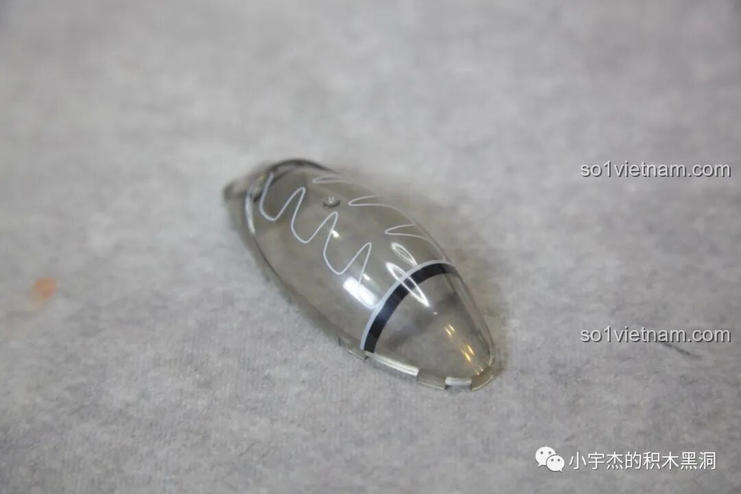 Quá trình dán decal chuyển nhiệt lên bề mặt sơn kim loại của Sluban J-20 M38-B1187 Tiêm Kích Tàng Hình, đòi hỏi sự cẩn thận và tỉ mỉ.