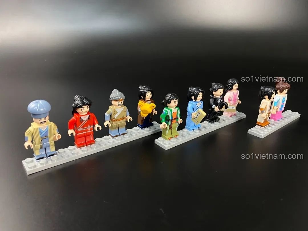 Dàn 10 minifigures của bộ Sân Sau Khách Điếm Đồng Phúc được xếp ngay ngắn trên đế trưng bày.