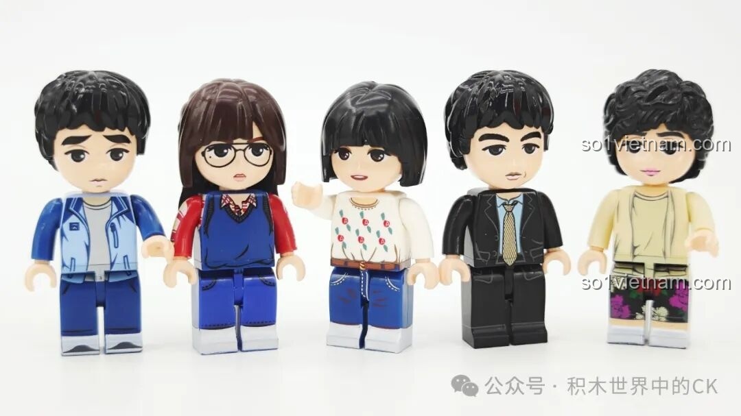 Ảnh chụp đầy đủ 5 minifigures của gia đình Sung: Dong-il, Il-hwa, Bo-ra, Deok-sun và No-eul, thiết kế đáng yêu.