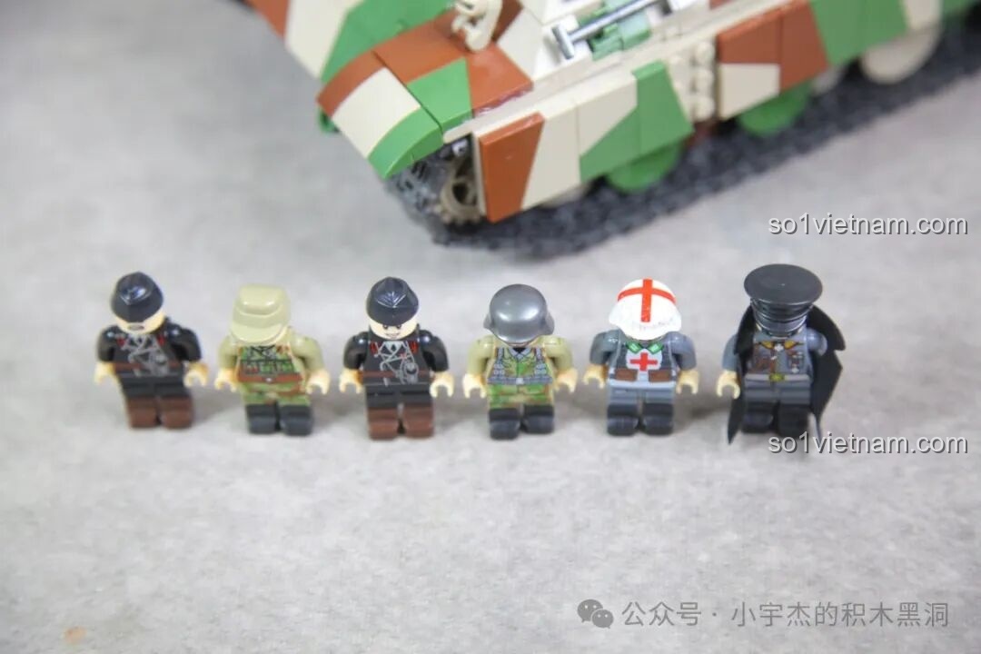 Dàn 6 minifigures đi kèm bộ xe tăng Panther G 100252, bao gồm sĩ quan, lính tăng, quân y và bộ binh.