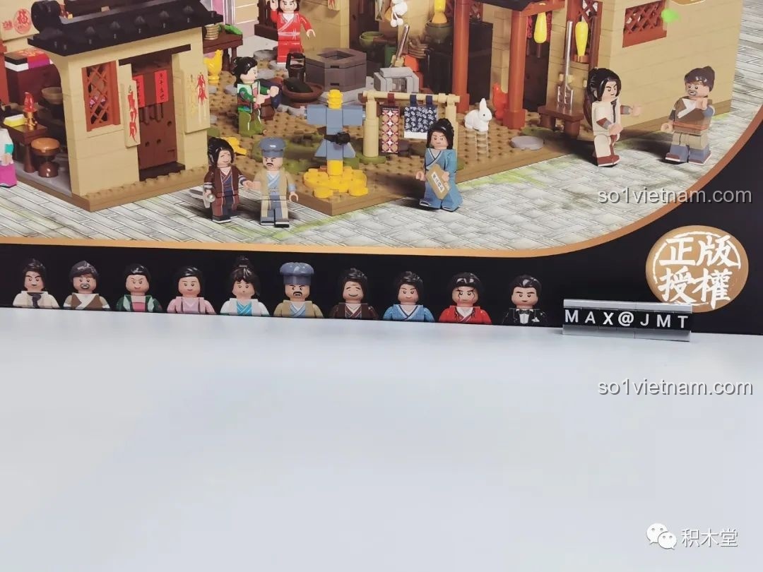 Cận cảnh 10 minifigures của bộ đồ chơi mô hình Sân Sau Khách Điếm Đồng Phúc được in trên vỏ hộp.