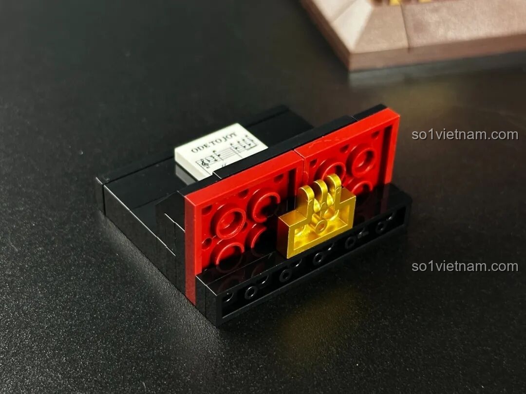 Đàn piano mini với khuông nhạc được in trên mảnh ghép, chi tiết độc đáo của bộ Pantasy Gramophone 85009, tăng tính chân thực cho mô hình.