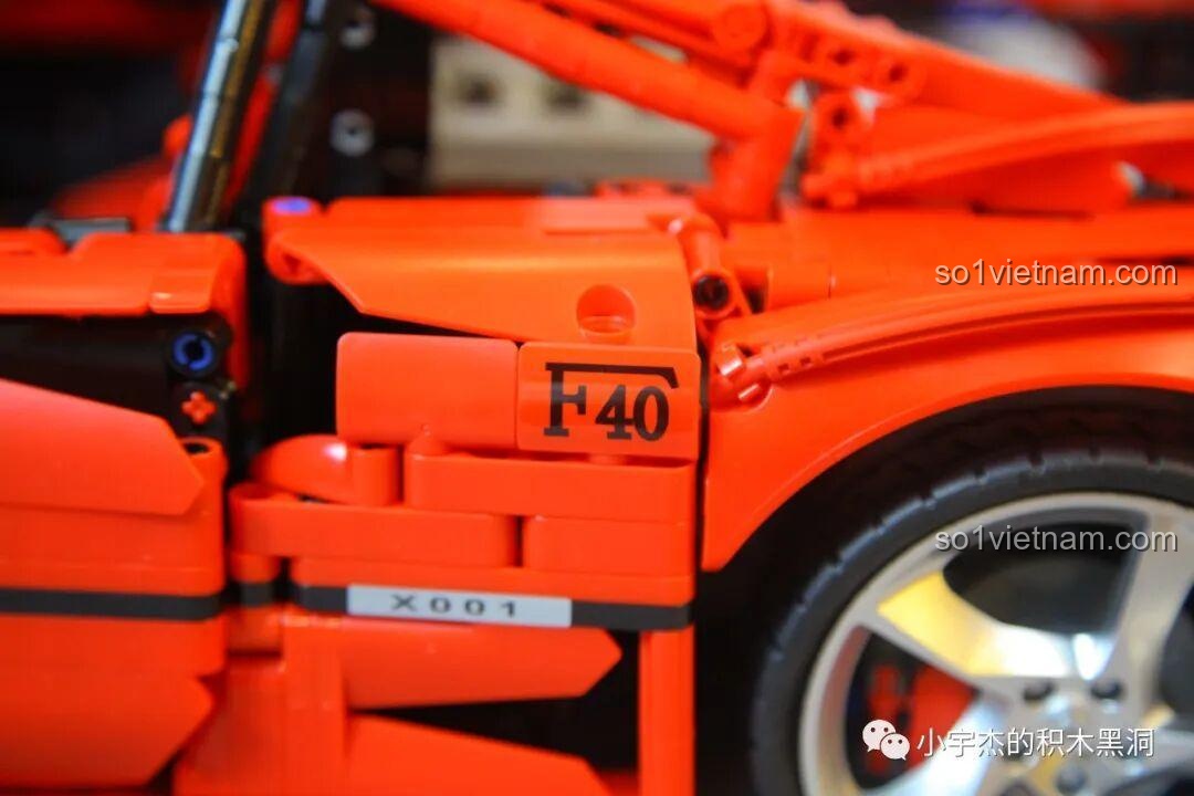Cận cảnh sticker F40 và X001 được dán lên thân xe CBOX X001, tăng thêm độ chi tiết và nhận diện cho mô hình.
