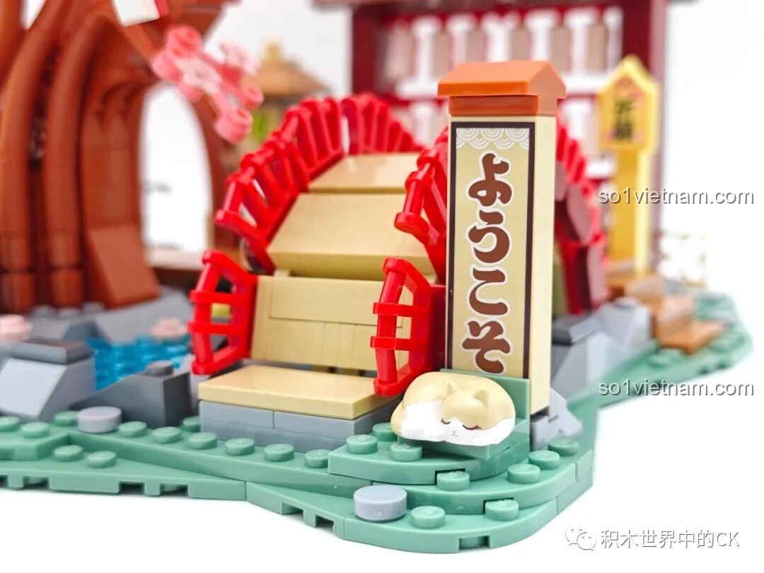 Đàn vịt vàng nhỏ xinh đang bơi lội trong hồ nước trong xanh của mô hình Miku K20901.