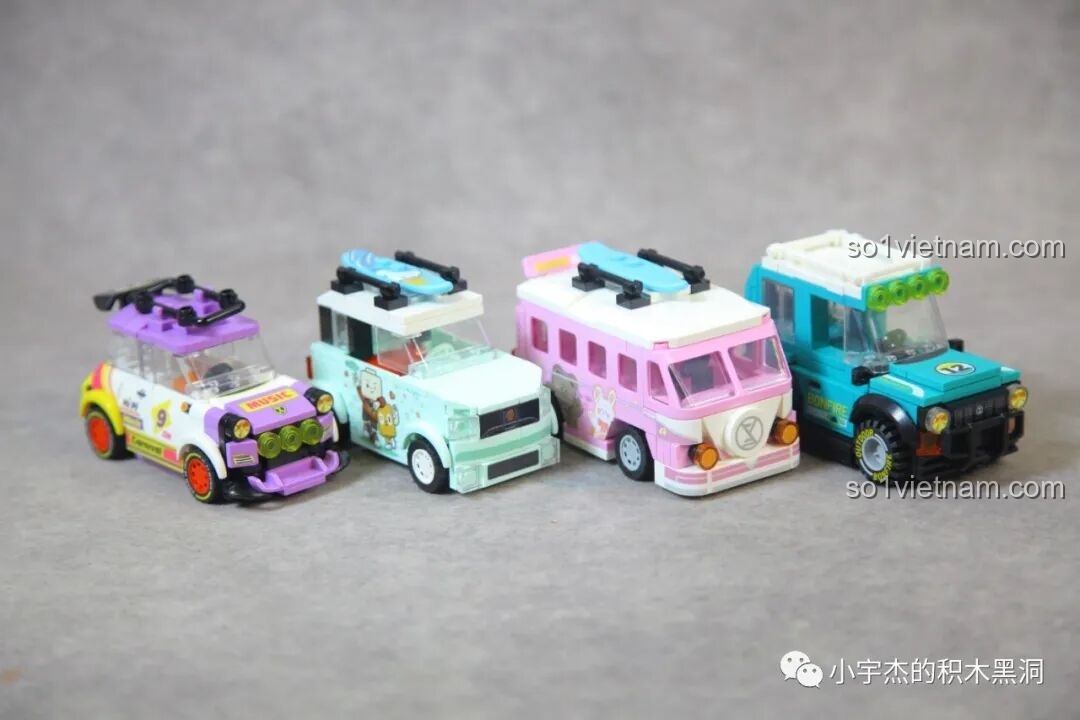 Bốn mẫu xe mini Sembo Famous Car World được chụp từ phía sau, cho thấy sự khác biệt trong thiết kế đuôi xe.