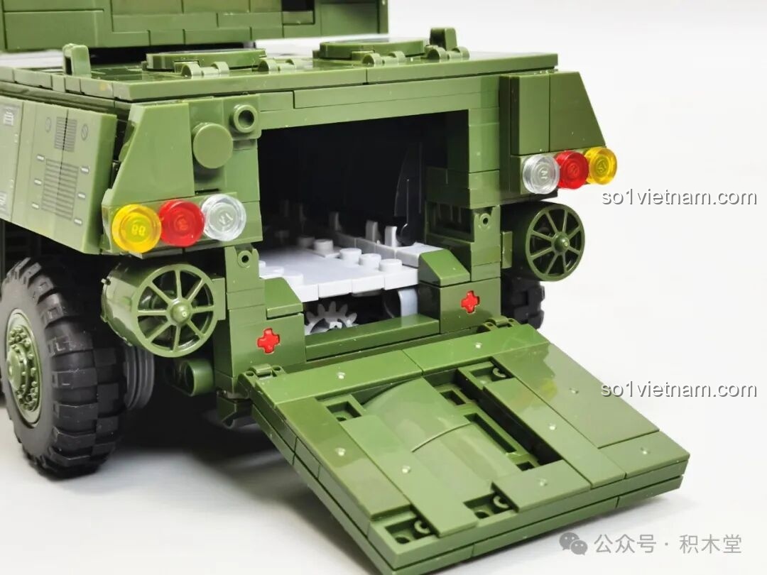 Chi tiết khoang động cơ của mô hình 12GO 96008 ZBL-19, được thiết kế tỉ mỉ và chân thực.