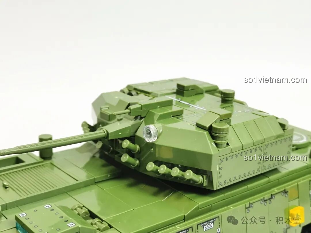 Cửa đuôi chính dạng dốc của mô hình 12GO 96008 ZBL-19 mở ra, cho phép binh lính ra vào dễ dàng.