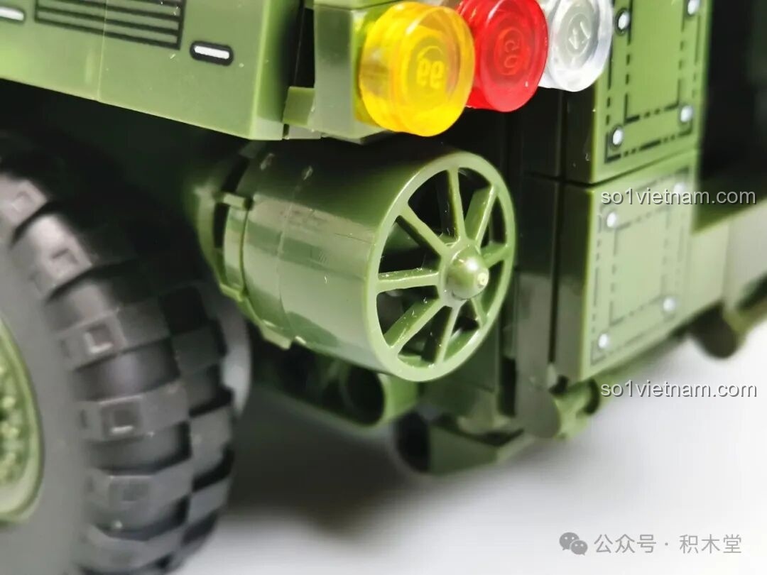 Cửa đuôi chính dạng dốc của mô hình 12GO 96008 ZBL-19 nhìn từ bên trong, thể hiện không gian rộng rãi.