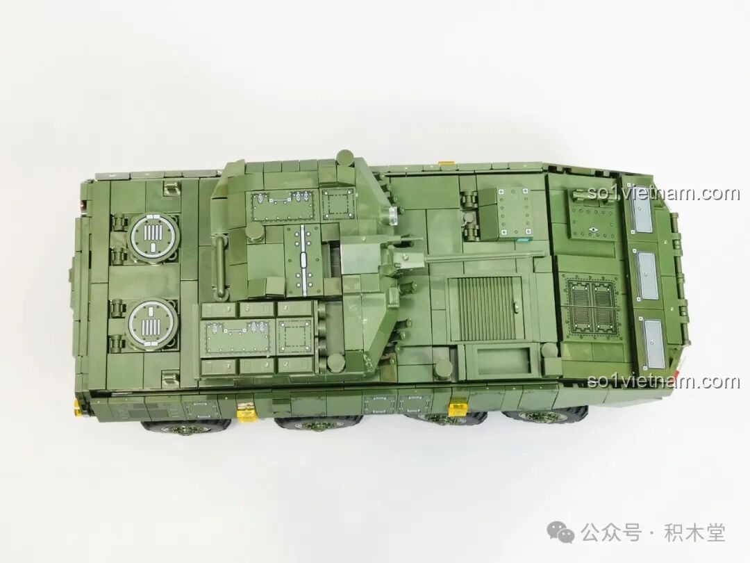 Góc nhìn từ dưới lên của mô hình 12GO 96008 ZBL-19, làm nổi bật hệ thống gầm xe và bánh xe.