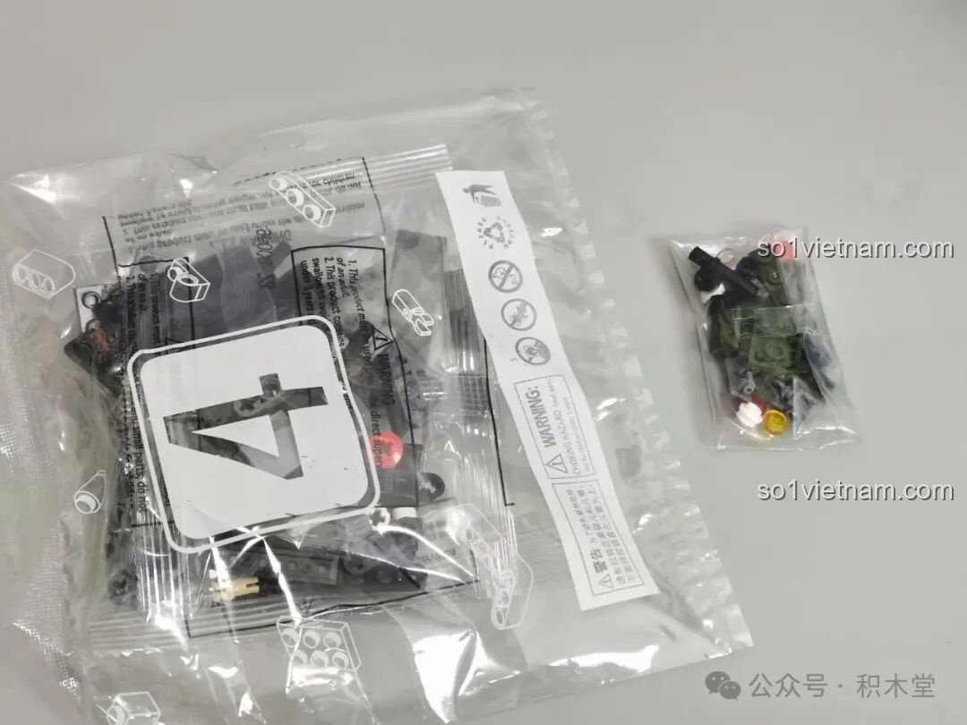 Góc nhìn từ phía sau của mô hình 12GO 96008 Xe Chiến Đấu Bộ Binh ZBL-19 đã hoàn thành, thể hiện cửa đuôi và đèn.